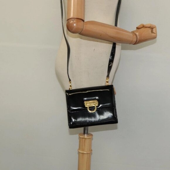 Salvatore Ferragamo Handbags - Salvatore Ferragamo Gancini Shoulder Bag Enamel Black Gold Auth